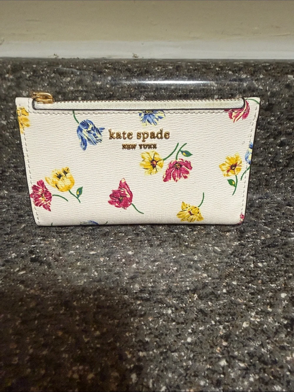 kate spade White Floral Zip Card Holder with Multicolor Blooms in great cond